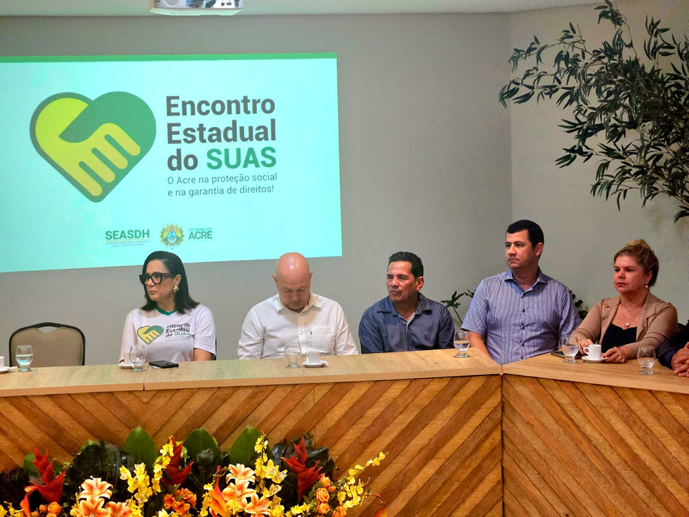Prefeito Maxsuel Maia compondo a mesa na cerimônia de encerramento do 1º Encontro do SUAS, em Rio Branco. Foto: Raimari Cardoso/Arquivo
