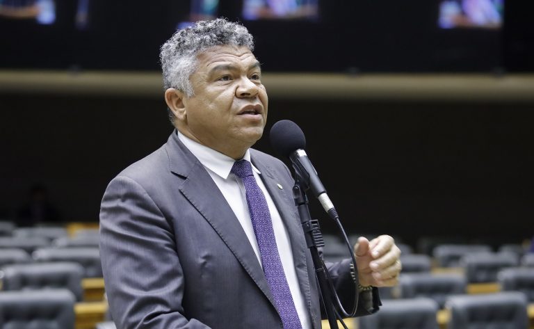 Deputado Valmir Assunção (PT-BA) fala no Plenário da Câmara dos Deputados