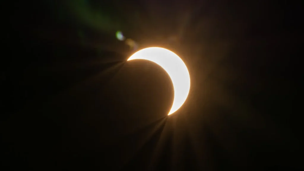 eclipse-solar-parcial-ocorre-neste-sabado-(29),-mas-sera-quase-invisivel-no-brasil