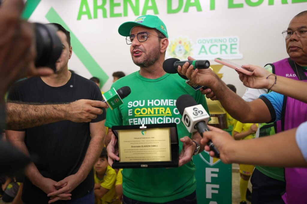 governador-gladson-cameli-recebe-homenagem-na-final-do-campeonato-acreano-de-futebol