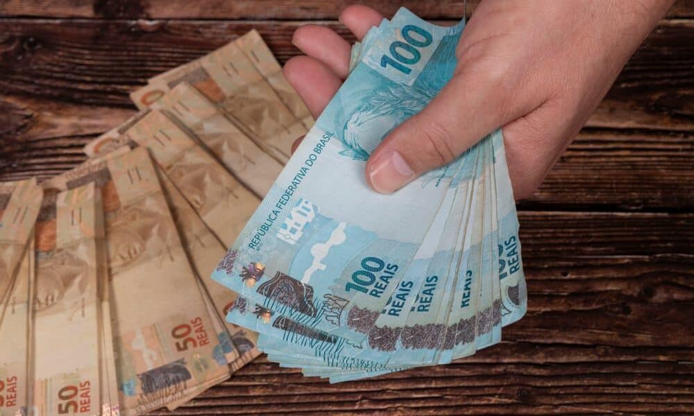 decimo-terceiro-injeta-r$-320-bilhoes-em-2025:-veja-datas-e-impactos-no-bolso-e-na-economia