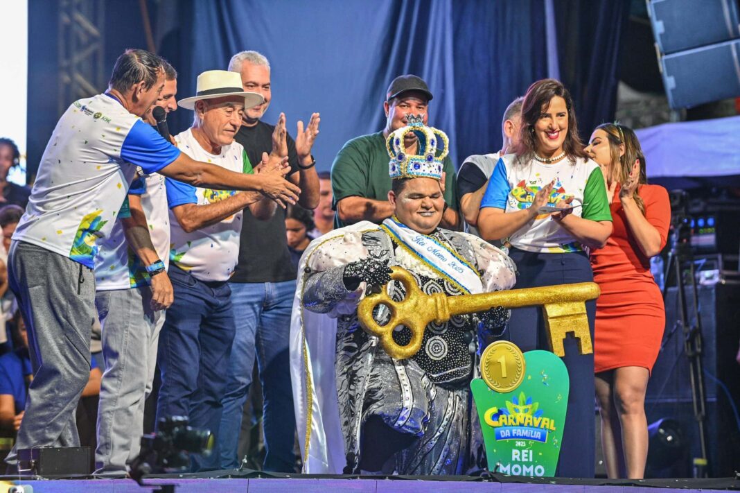 em-noite-de-festa-e-animacao,-e-coroada-a-corte-real-do-carnaval-da-familia-2025,-em-rio-branco