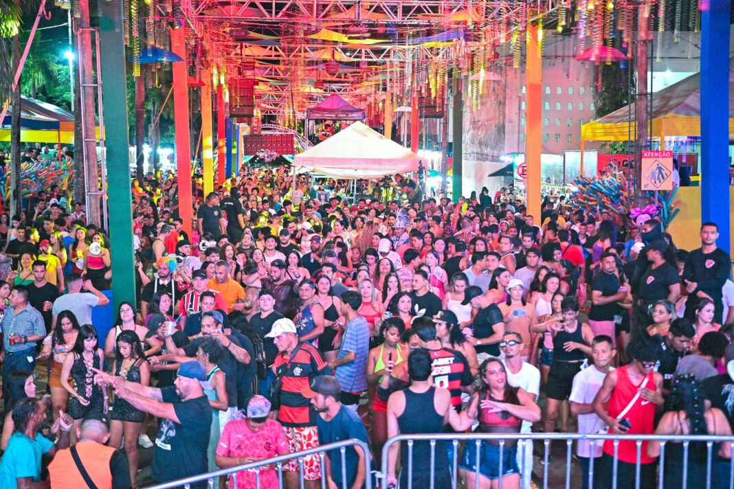 baile-vermelho-e-preto-e-tema-da-2a-noite-do-carnaval-da-familia-em-rio-branco