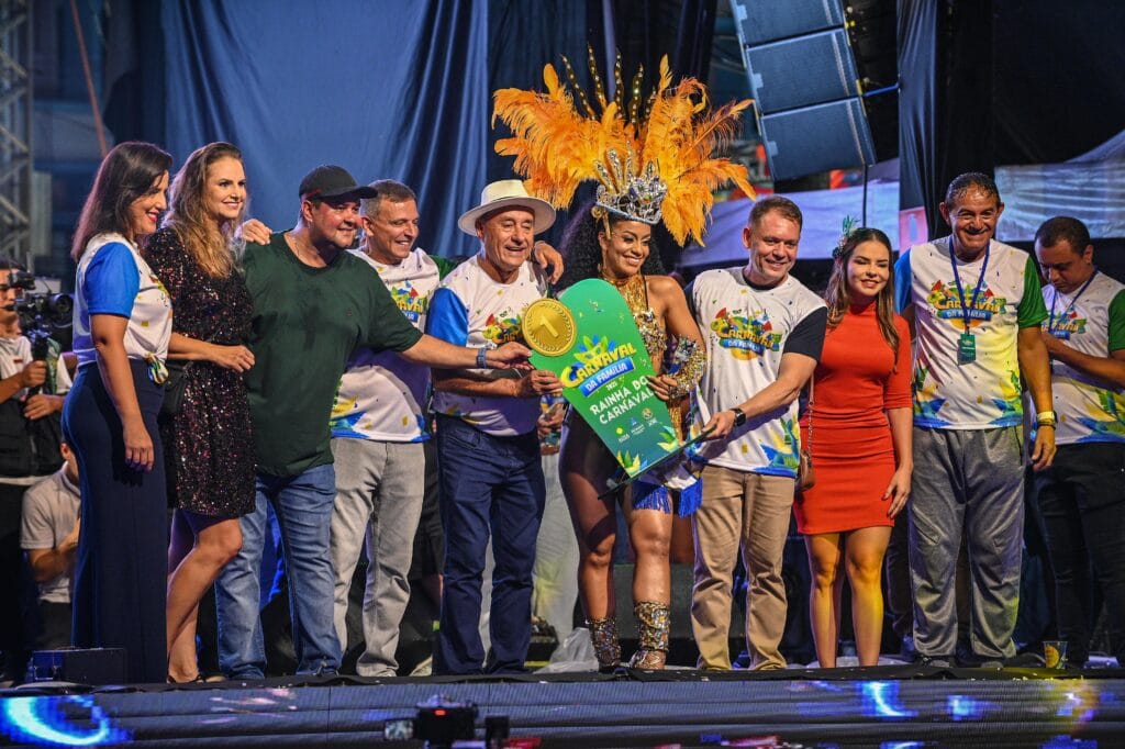 escolha-da-rainha-gay-e-atracoes-locais-agitam-o-baile-vermelho-e-preto,-tema-da-segunda-noite-do-carnaval-na-capital