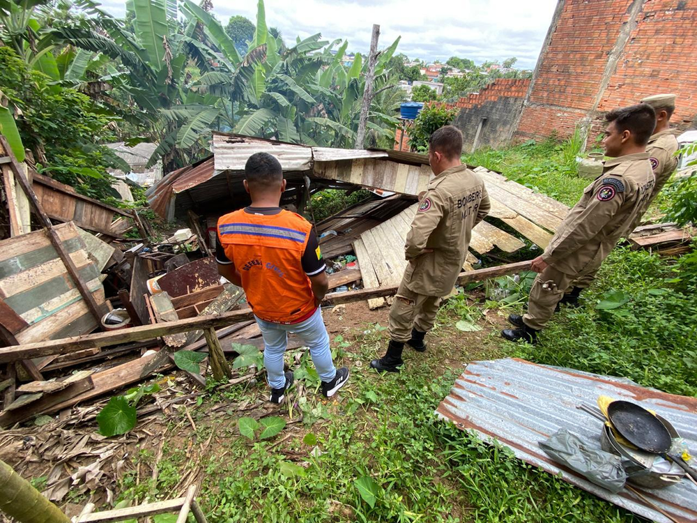 defesa-civil-de-cruzeiro-do-sul-auxilia-rapidamente-moradores-apos-o-desabamento-de-sua-residencia