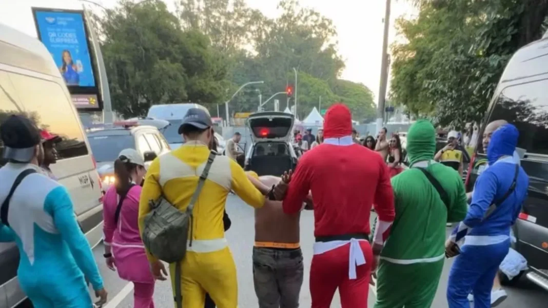 ‘power-rangers’-prendem-homem-com-7-celulares-em-bloco-no-carnaval-de-sp