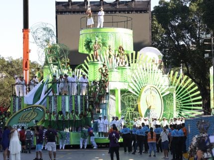 imperio-serrano-abandona-carro-alegorico-e-ocupantes-terminam-desfile-no-chao