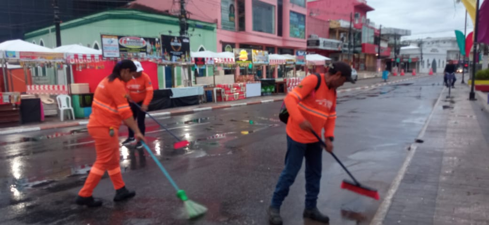 prefeitura-de-cruzeiro-do-sul-recolhe-15-toneladas-de-lixo-da-praca-orleir-cameli-apos-primeira-noite-de-carnaval