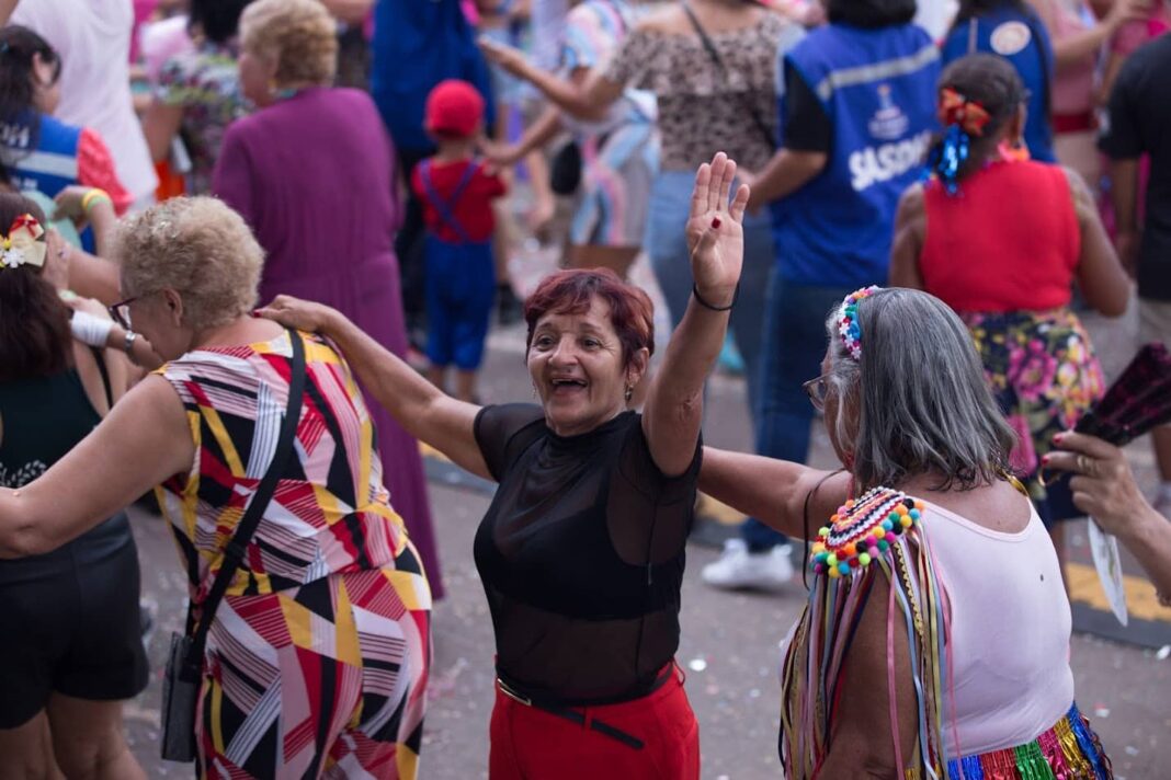 idosos-prestigiam-baile-dedicado-a-melhor-idade-no-carnaval-da-familia