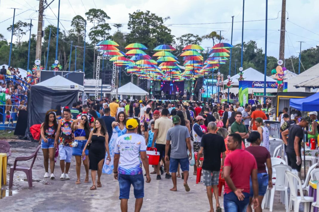 festa-das-torcidas-marca-a-4a-noite-do-carnaval-da-familia-em-rio-branco