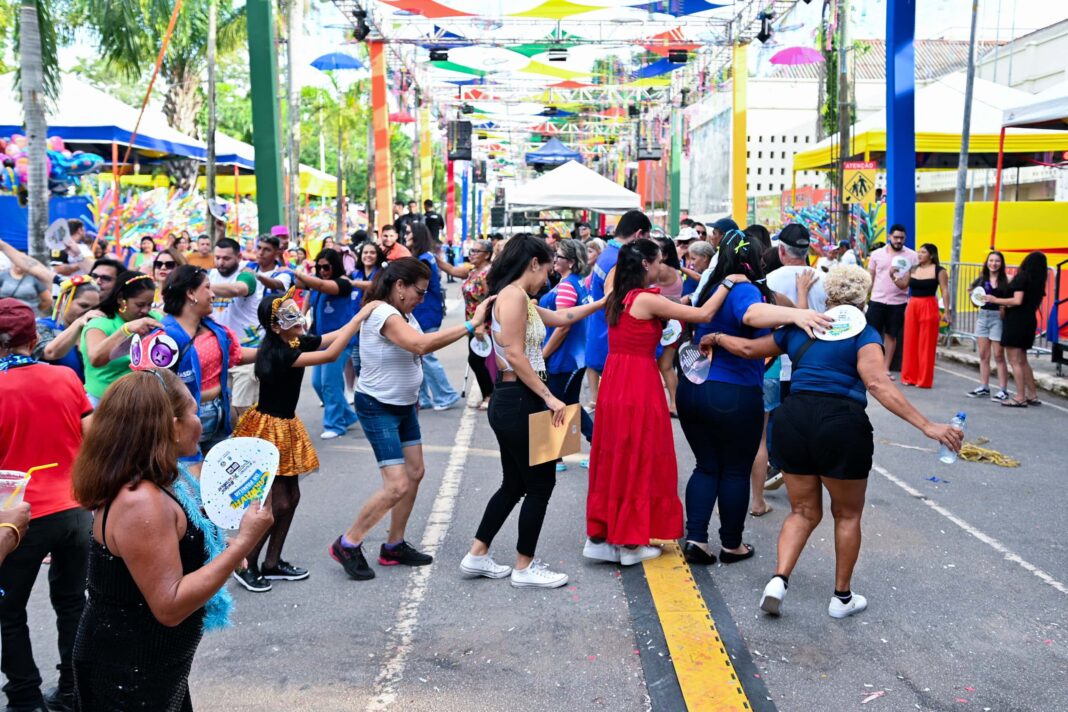 ultima-noite-de-carnaval-da-familia-em-rio-branco-conta-com-concurso-dos-blocos-carnavalescos-e-atracao-nacional