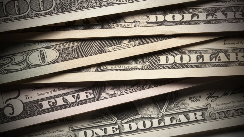 dolar-recua-a-r$-5,80,-em-linha-com-exterior-e-pmis-do-brasil-positivos