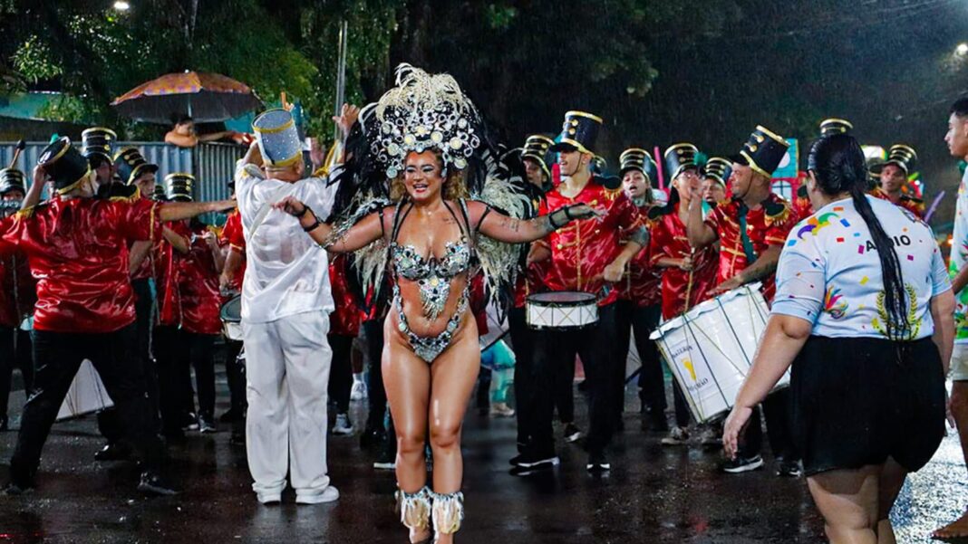 debaixo-de-muita-chuva,-blocos-desfilam-e-esbanjam-alegria-e-muita-criatividade-na-ultima-noite-do-carnaval-da-familia