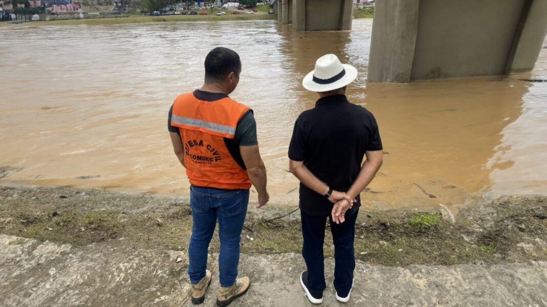 prefeitura-de-rio-branco-monitora-elevacao-do-rio-acre-que-se-aproxima-da-cota-de-alerta-e-preocupa-defesa-civil-municipal