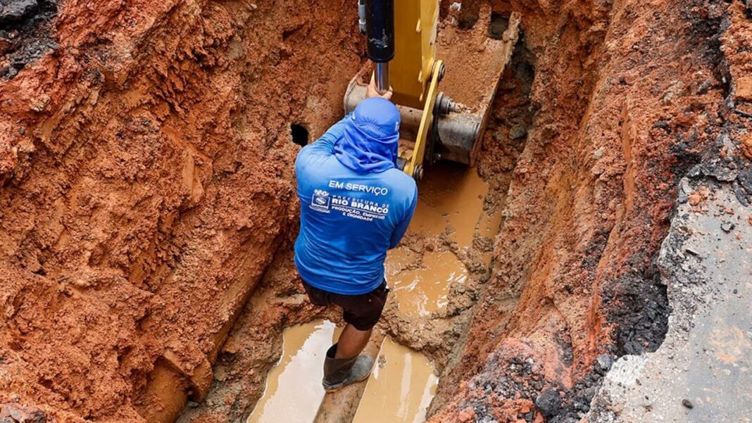 prefeitura-de-rio-branco-realiza-intervencao-em-adutora-rompida-no-centro-da-capital