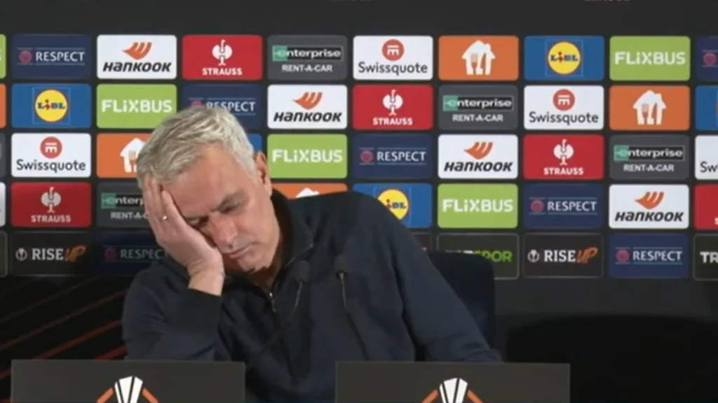 mourinho-ironiza-coletiva-e-finge-dormir-durante-pergunta-de-jornalista
