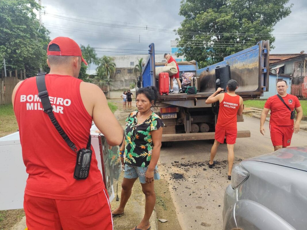 em-acao-conjunta,-equipes-do-governo-se-mobilizam-para-socorrer-primeiras-familias-afetadas-pela-cheia-do-rio-acre