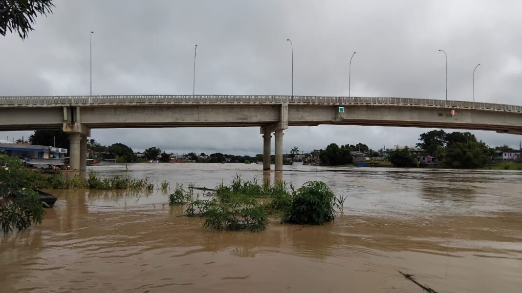 rio-iaco-recua-5-centimetros,-mas-continua-acima-da-cota-de-alerta-em-sena-madureira