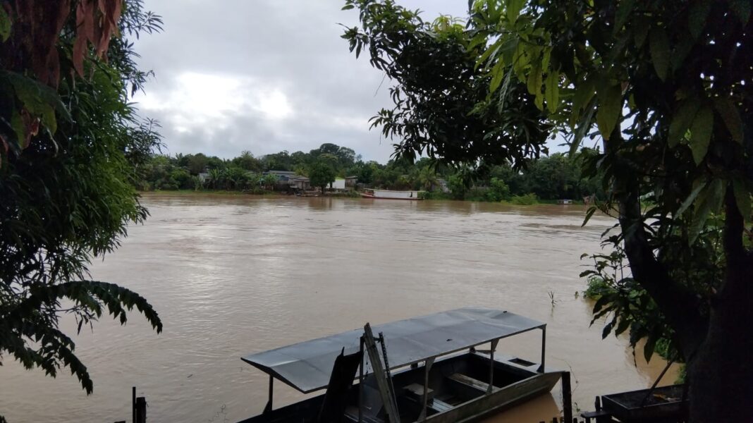 rio-iaco-tem-vazante-de-12-cm,-mas-permanece-na-cota-de-alerta-em-sena-madureira