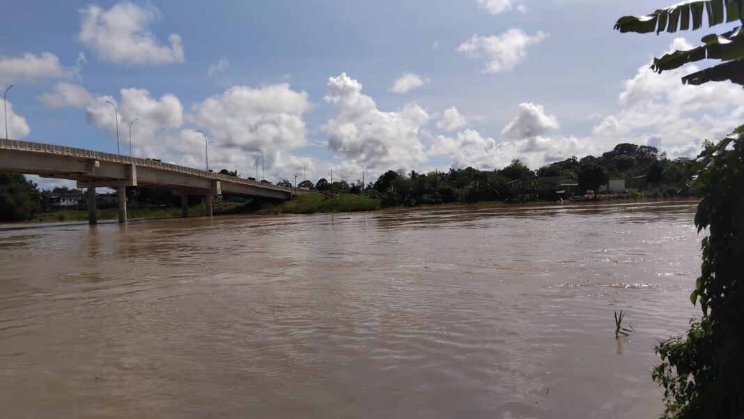 rio-iaco-chega-a-14,17m-e-permanece-acima-da-cota-de-alerta-em-sena-madureira