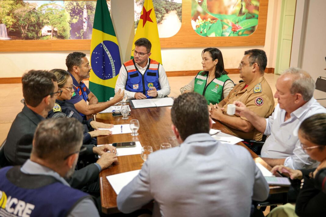 governador-gladson-cameli-reune-orgaos-estaduais-para-intensificar-acoes-diante-da-cheia-do-rio-acre