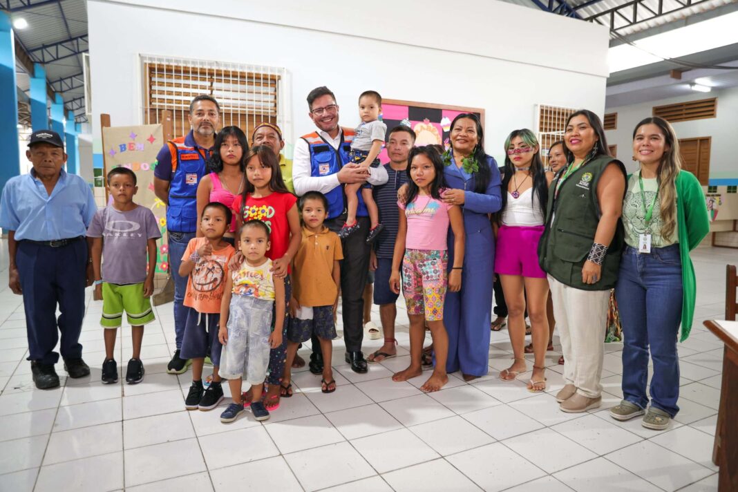 governador-gladson-cameli-visita-escola-que-abriga-familias-indigenas-afetadas-pela-cheia-do-rio-acre