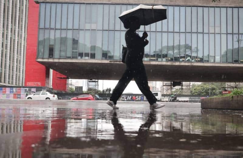 frente-fria-muda-o-tempo-em-sao-paulo:-previsao-aponta-chuvas-e-maximas-de-30°c-nesta-semana