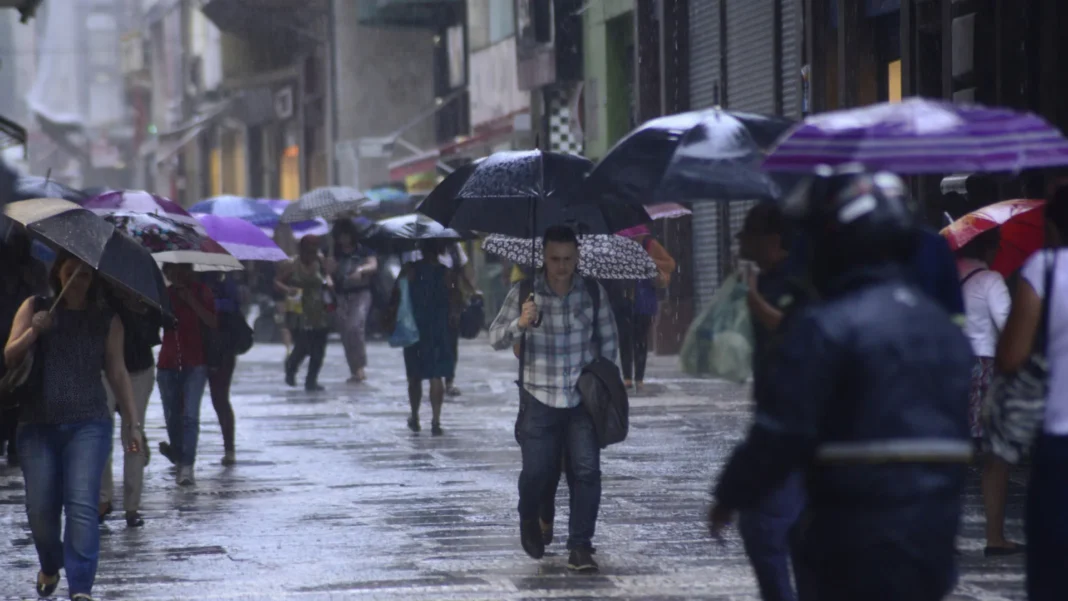 chuva-coloca-sp-em-estado-de-atencao-para-alagamentos;-defesa-civil-emite-alerta-severo