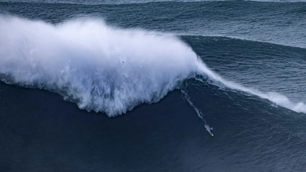 tempestade-dificulta-dia-de-competicao-do-circuito-mundial-de-surfe-em-portugal