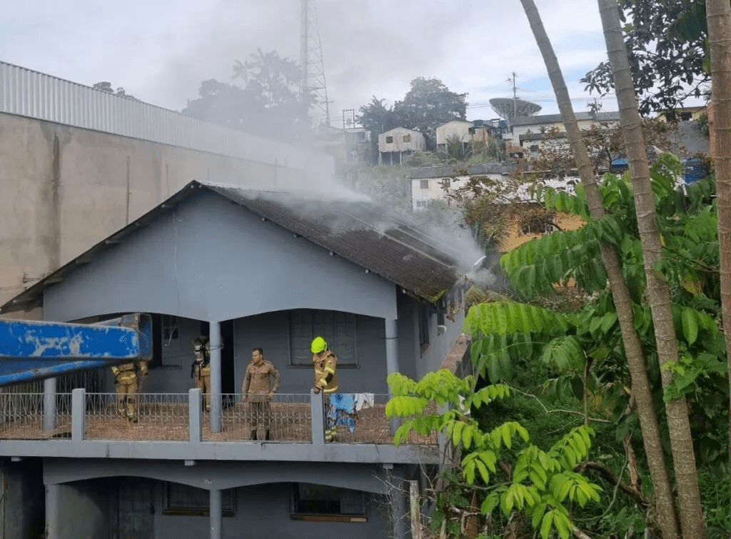 principio-de-incendio-em-residencia-e-controlado-pelo-corpo-de-bombeiros-em-cruzeiro-do-sul