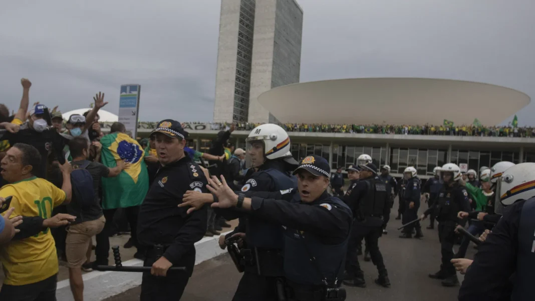 pf-prende-homem-que-furtou-replica-da-constituicao-nos-atos-golpistas-de-8/1