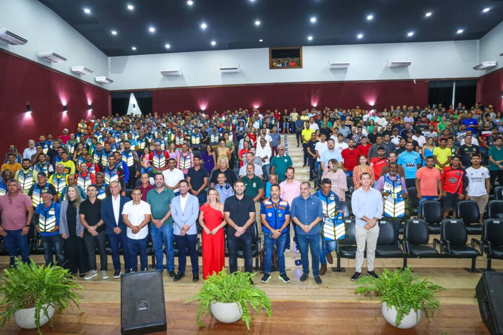 governador-entrega-cnhs,-coletes-e-capacetes-para-motociclistas-em-cruzeiro-do-sul