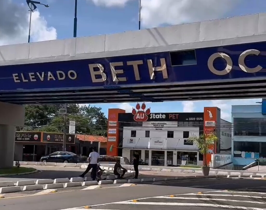 letra-“b”-do-elevado-da-dias-martins-despenca-em-plena-luz-do-dia,-em-rio-branco;-veja-o-video