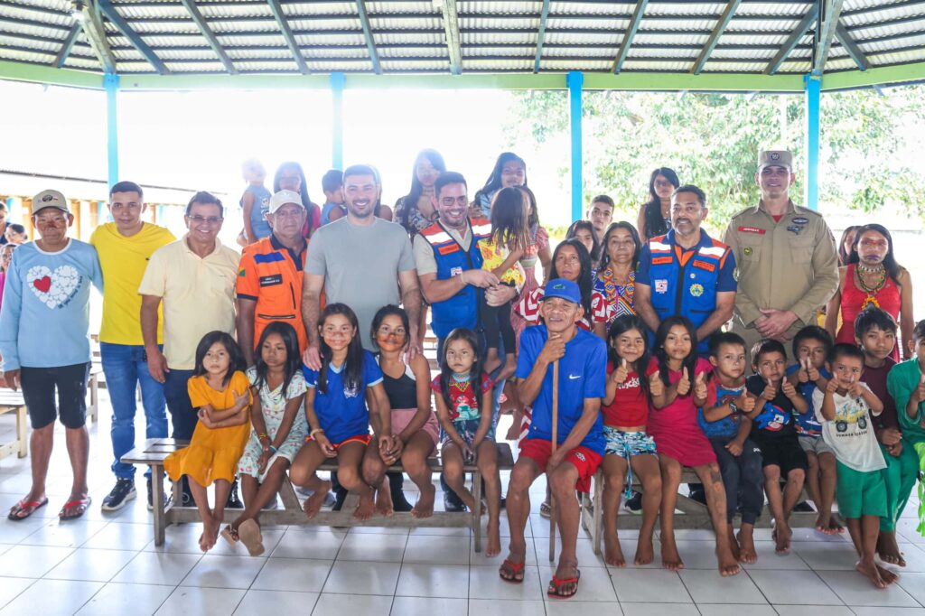 governador-visita-abrigo-de-familias-indigenas-afetadas-pela-cheia-do-rio-jurua