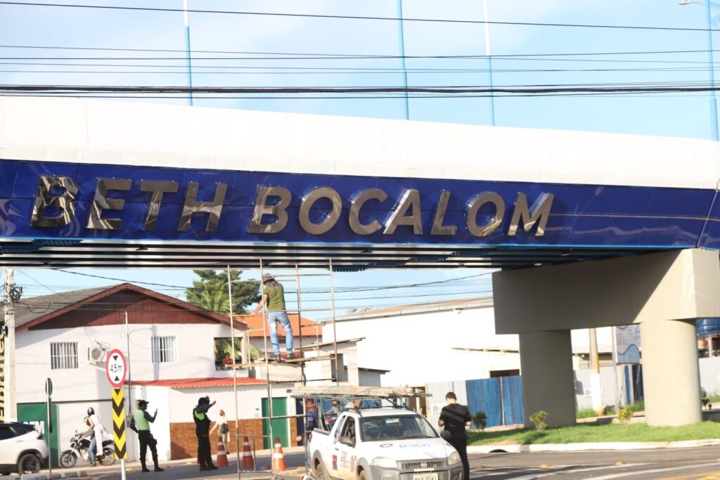 prefeitura-de-rio-branco-manda-colar-novamente-letra-“b”-na-placa-do-elevado-da-dias-martins