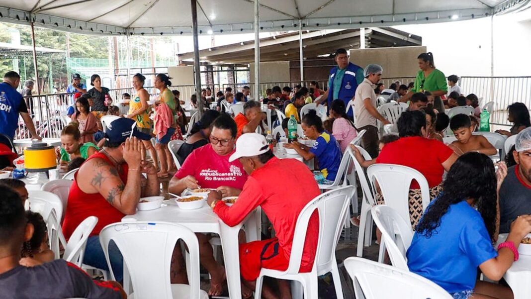 prefeito-de-rio-branco-confere-alimentacao-ofertada-aos-acolhidos-no-parque-abrigo