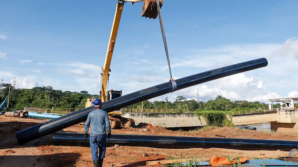 prefeitura-de-rio-branco-recebe-carretas-com-tubulacao-para-reconstrucao-da-eta-ii