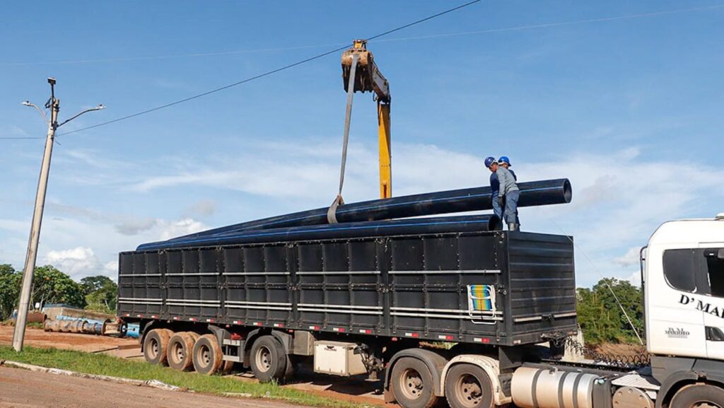 prefeitura-de-rio-branco-recebe-carretas-com-tubulacao-para-reconstrucao-da-eta-ii