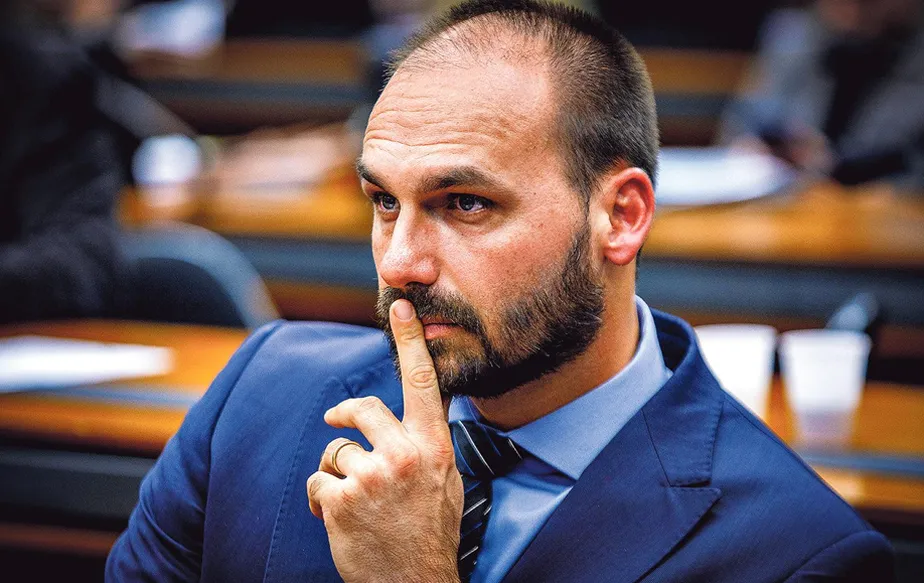 Eduardo Bolsonaro Reforça Narrativa com ‘Golpe da Disneylândia’