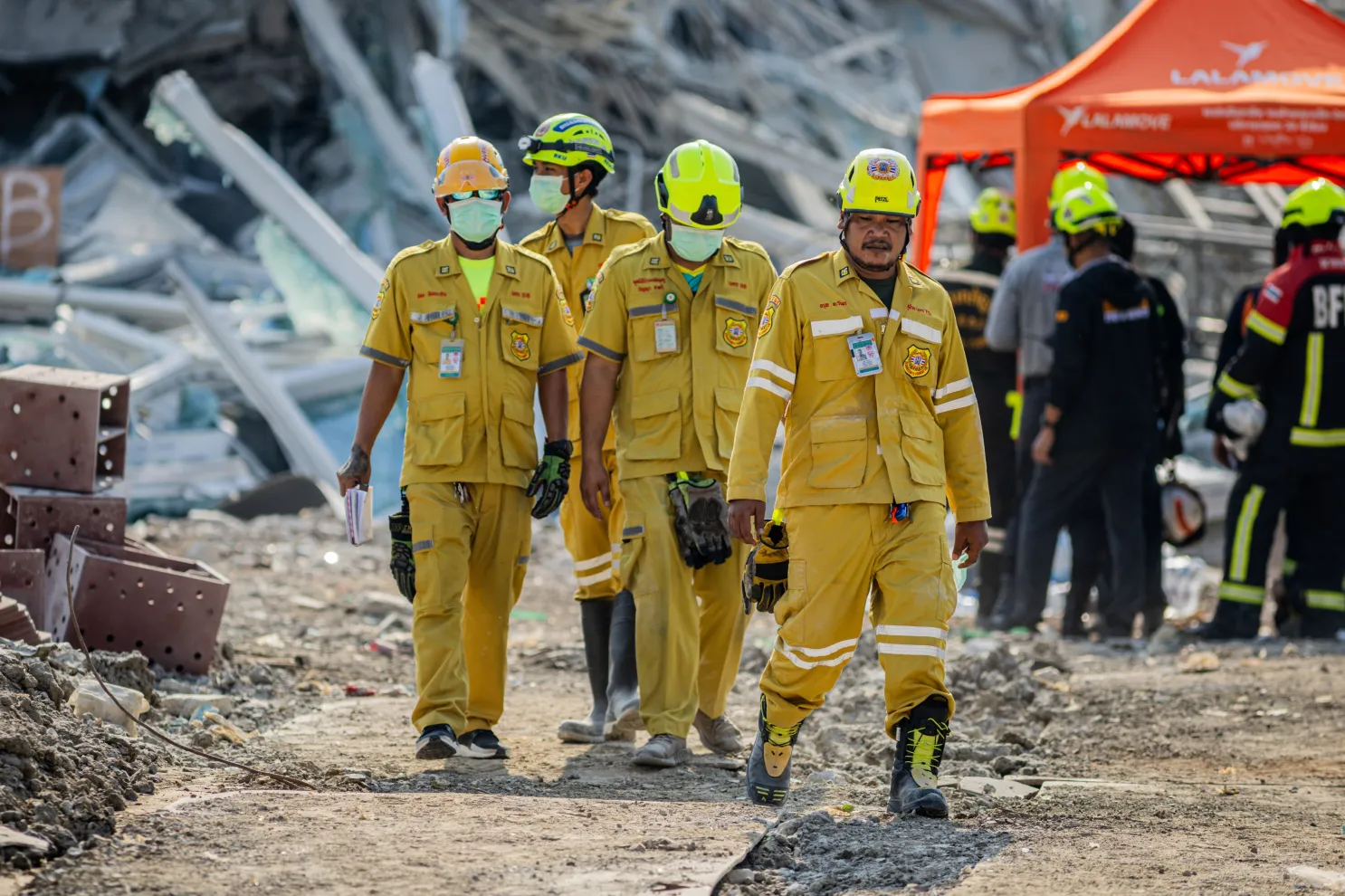 Moradores se abraçam em desespero durante terremoto em Mianmar – Cidade AC News Moradores se abraçam em desespero durante terremoto em Mianmar | Cidade AC News – Notícias do Acre