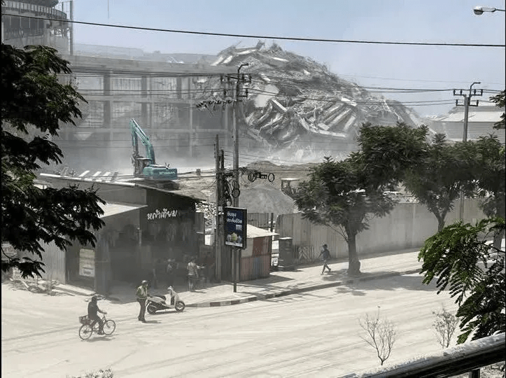 Moradores se abraçam em desespero durante terremoto em Mianmar – Cidade AC News Moradores se abraçam em desespero durante terremoto em Mianmar | Cidade AC News – Notícias do Acre