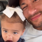 “Grude” do papai! Neymar registra momento com Mavie dentro do helicóptero