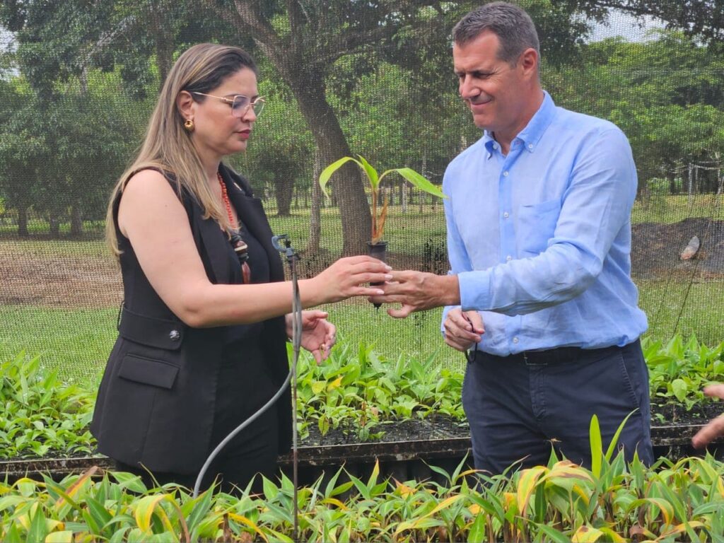 governo-do-acre-recebe-embaixador-da-suica-para-visita-a-biofabrica-clones-da-amazonia