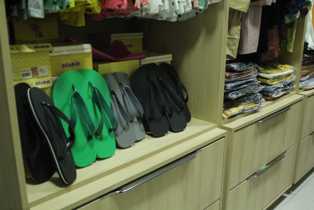 iapen-realiza-doacao-de-chinelos-para-projeto-closet-social-da-delegacia-da-mulher