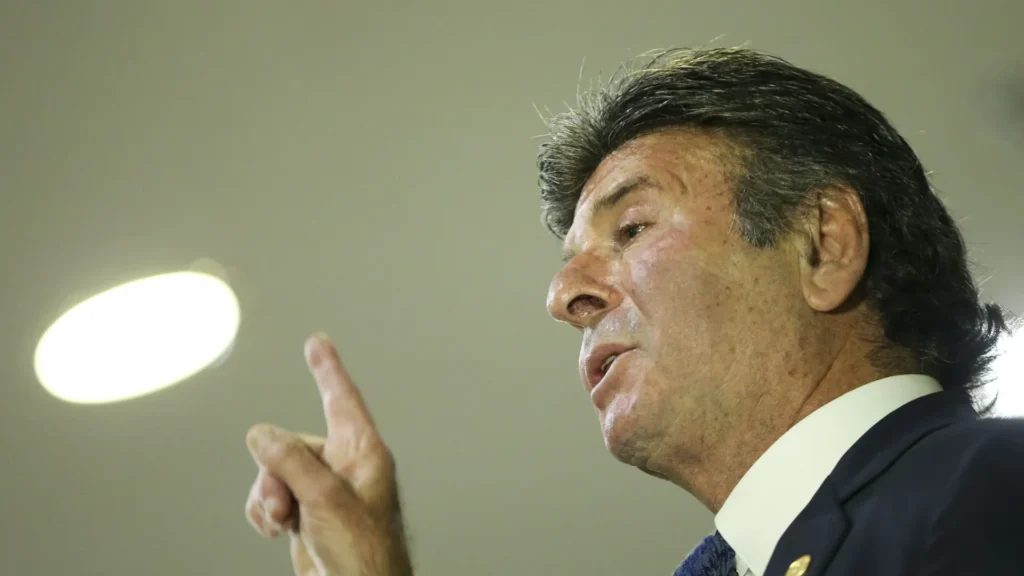 fux-gera-incomodo-no-stf-ao-se-descolar-de-moraes-apos-500-casos-do-8-de-janeiro