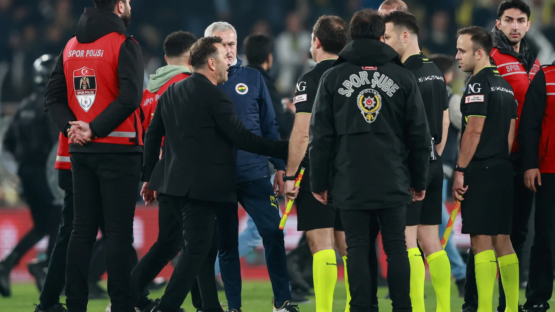 mourinho-aperta-nariz-de-tecnico-rival-apos-derrota-do-fenerbahce;-veja