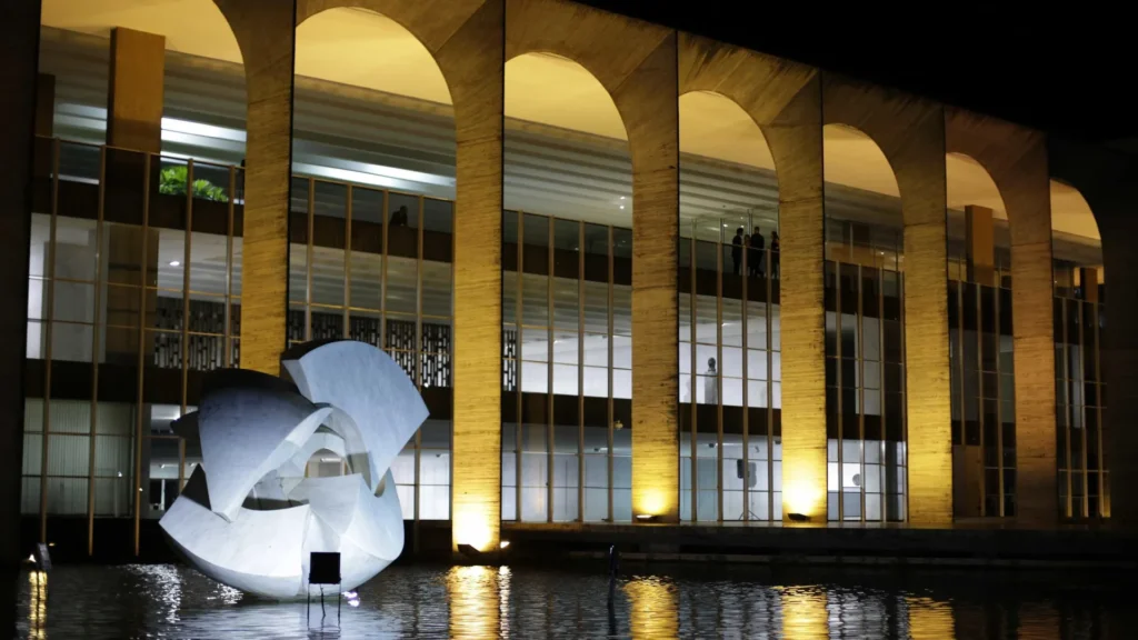 itamaraty-dialoga-com-paraguai-para-reduzir-crise-sobre-espionagem