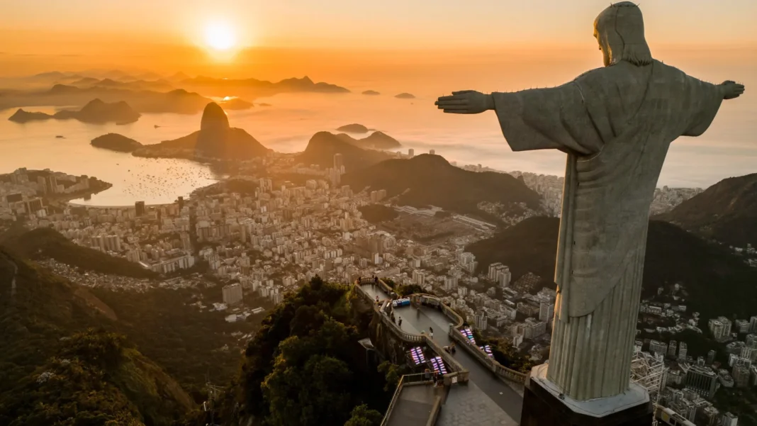 cristo-redentor-abraca-vira-lata-caramelo-para-campanha-sobre-adocao