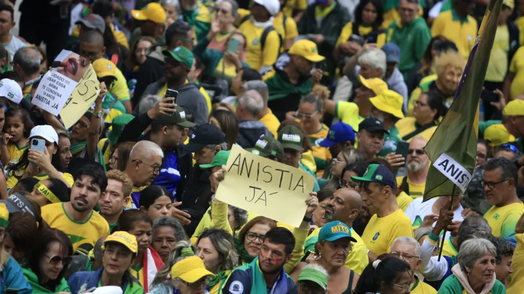 manifestantes-se-reunem-na-paulista,-e-bolsonaro-se-encontra-com-7-governadores