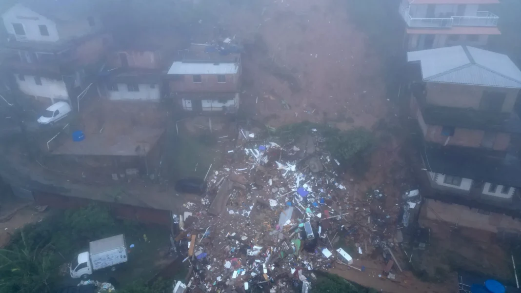 bombeiros-resgatam-cabra-presa-em-porta-malas-em-petropolis